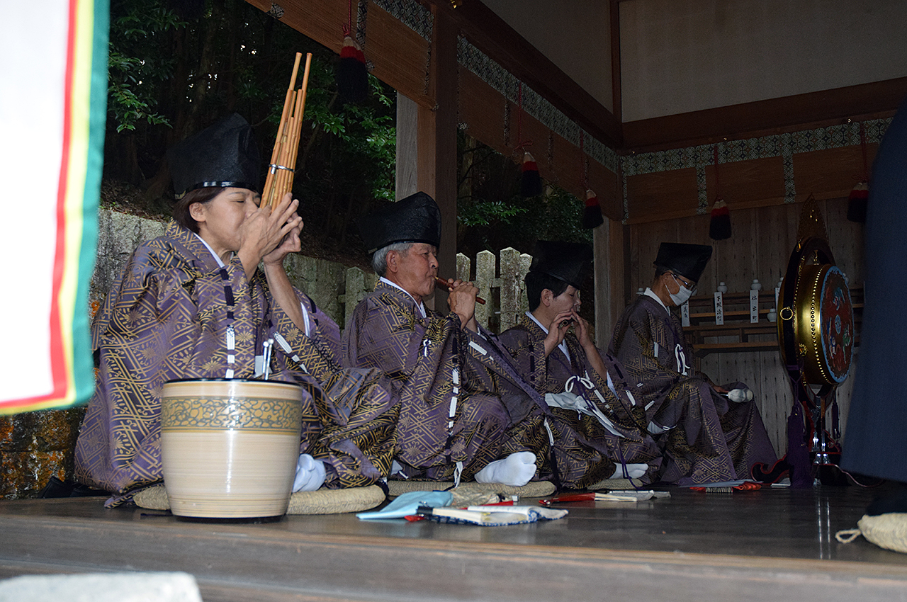 日枝神社の南山王祭で演奏する綿向神社宮商社楽人座